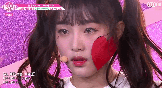 계속 볼에 뭔가를 붙이고 다니는 아이즈원 최예나.....GIF | 인스티즈