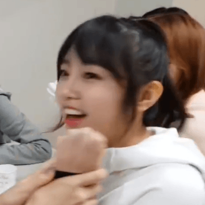 계속 볼에 뭔가를 붙이고 다니는 아이즈원 최예나.....GIF | 인스티즈