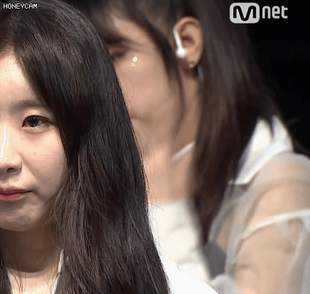 계속 볼에 뭔가를 붙이고 다니는 아이즈원 최예나.....GIF | 인스티즈