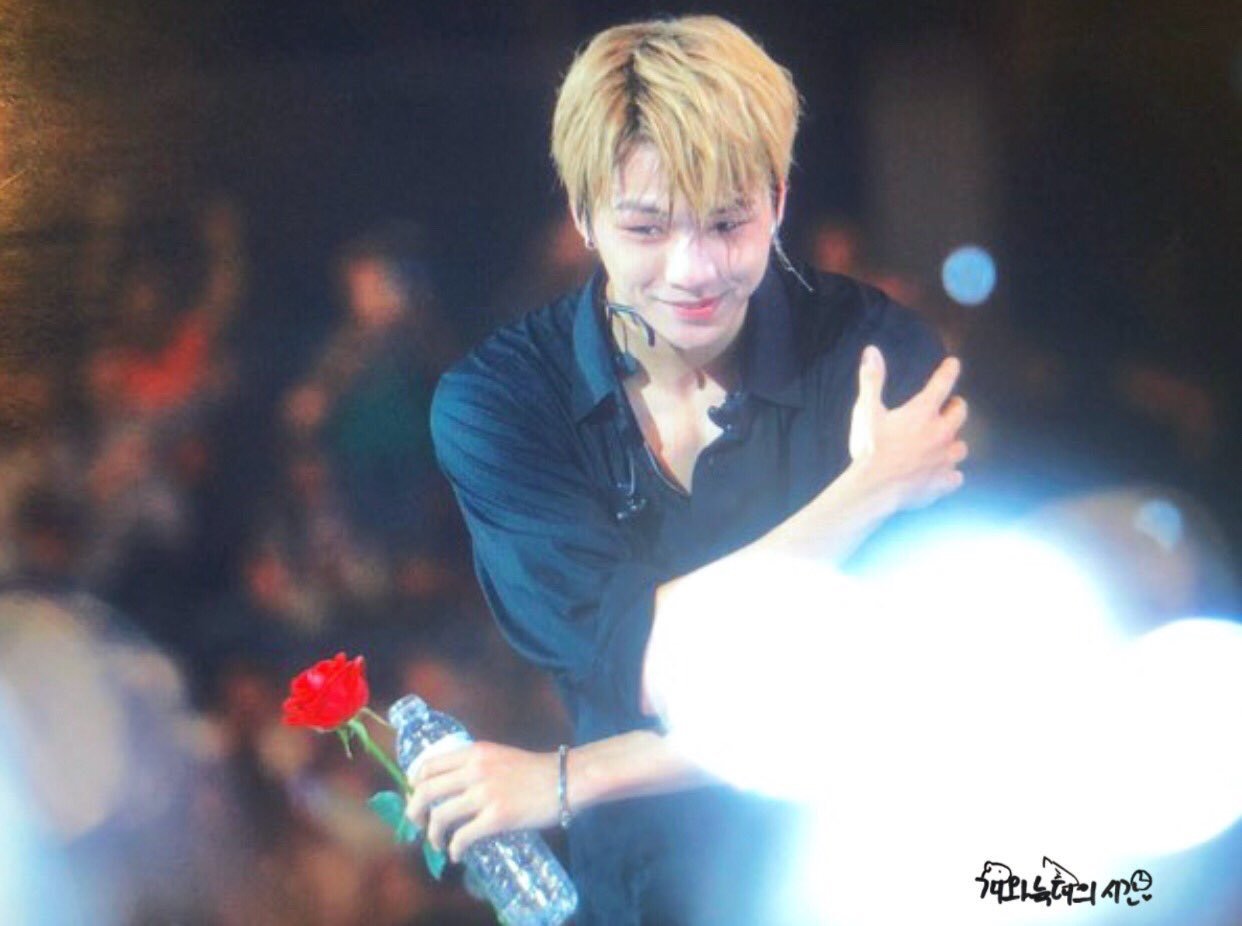 강다니엘만이 단추몇개씩 푸를수 있는것,,, | 인스티즈