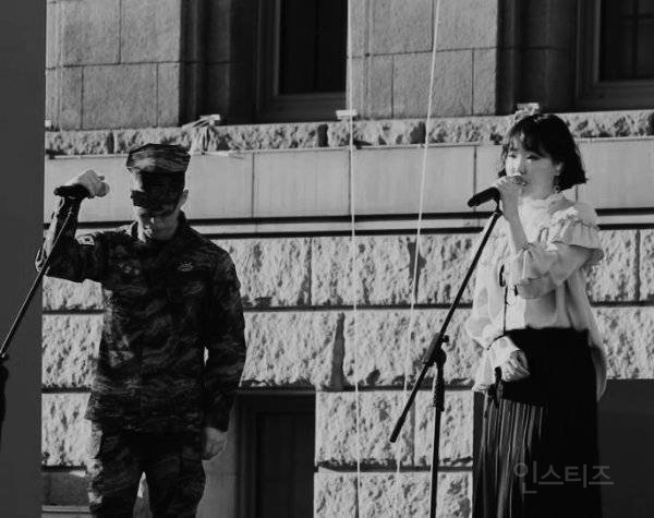 군사 정권의 감시하에 노래하는 가수.jpg | 인스티즈