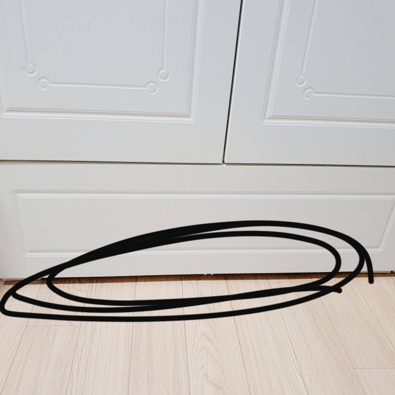 여기 밑으로 중요한 usb가 들어갔는데 어떻게 꺼내야 할까........ | 인스티즈