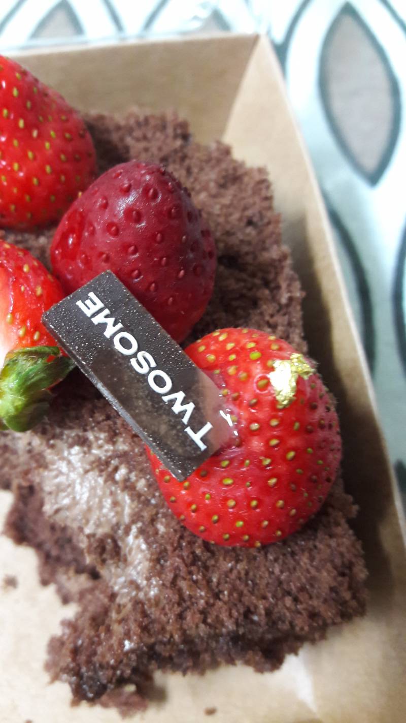 투썸 케잌인데 이 딸기위에 금박지는 모야?? | 인스티즈