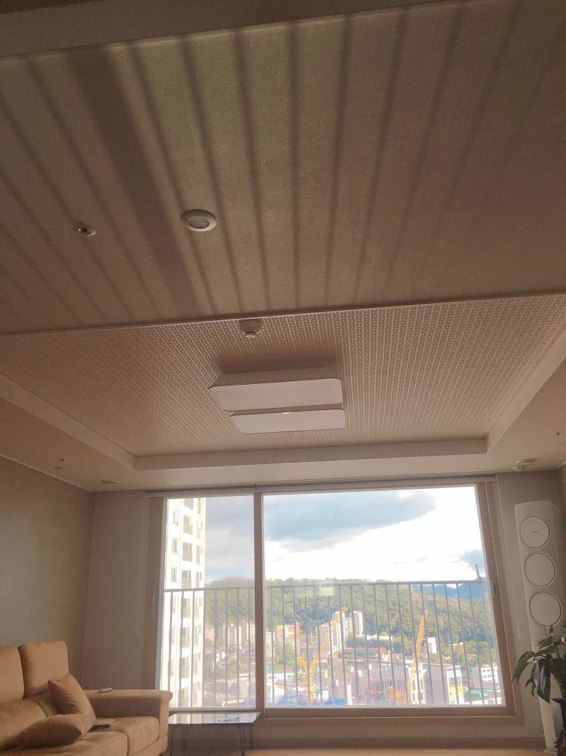 갑자기 울 집 한 쪽에만 햇빛 들어서 천장에 무늬 생김 (? | 인스티즈