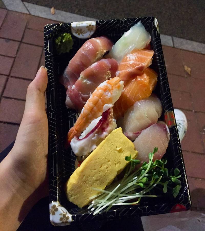 놀이터에서 초밥 먹고 있어 | 인스티즈