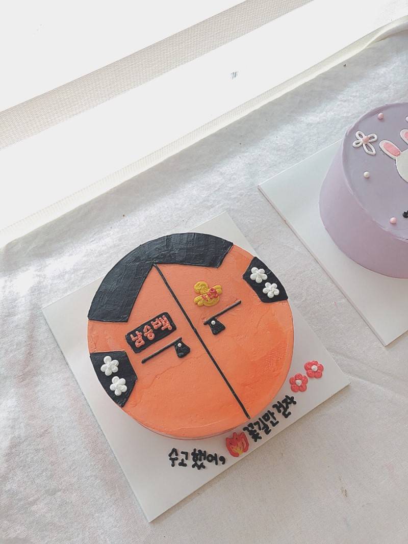 군복 다자인으로 레터링 케이크 만들면 이상하려나? | 인스티즈