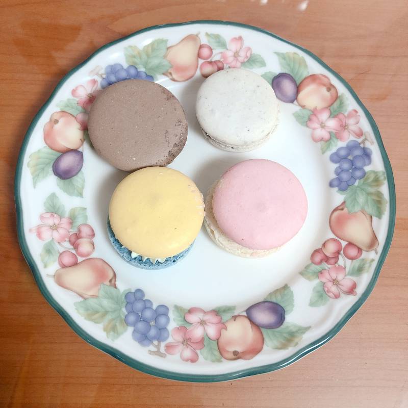 앉은 자리에서 마카롱 4개먹기 너무 달다역시 마카롱은 비싼게 더 맛있는듯 | 인스티즈