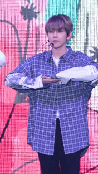 변백현 표정관리 넘 못하는데용 | 인스티즈