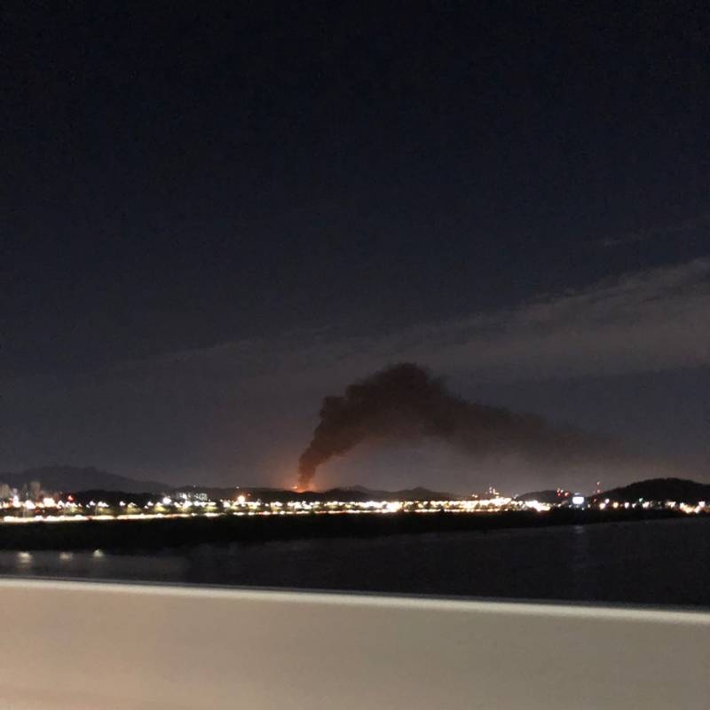 차타고 지나가는데 하늘에 검은 연기 쩔어서 | 인스티즈