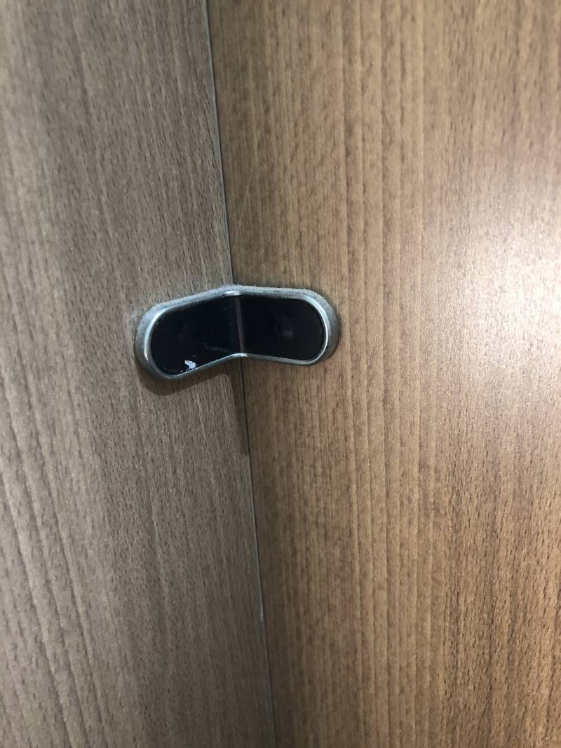 대박 우리학교 화장실 나사구멍? 이런식으로 다 막아놨다 | 인스티즈