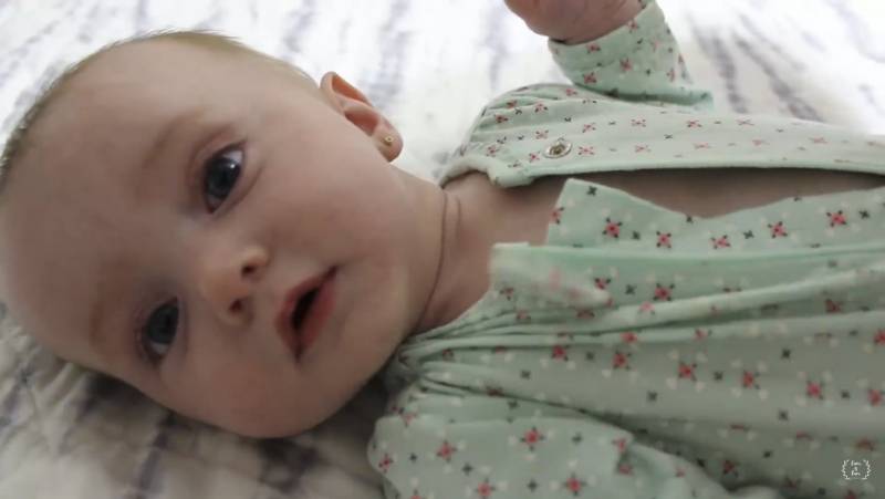 외국 육아 브이로그 보면 갓난아기들도 귀걸이 하고 있던데 ㄹㅇ 뚫은 걸까...? | 인스티즈