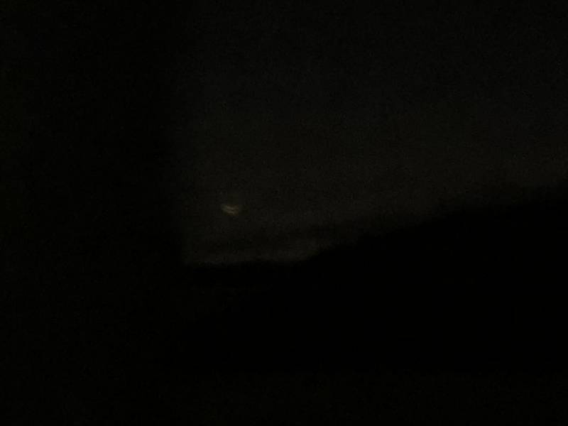 우리집 해 뜨는거 보이는데 그쪽에 지금 달 누워있다 | 인스티즈