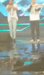 멤버가 허리 아프니까 허리숙여서 인사 못하게하는ㅠ | 인스티즈