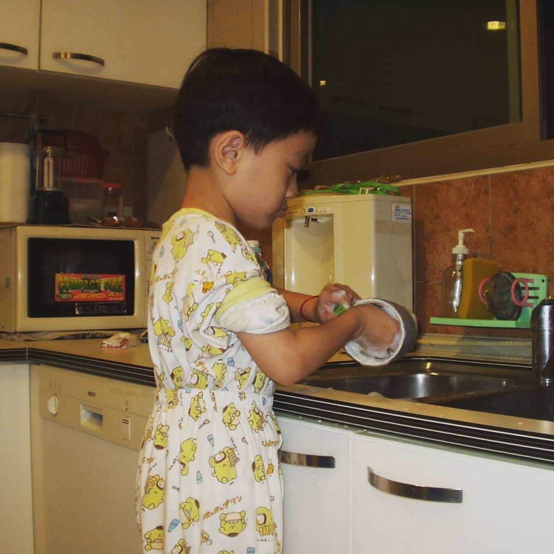 설거지하고있는 어린이?애기?시절 관린이 과사 떴어ㅠㅠ | 인스티즈