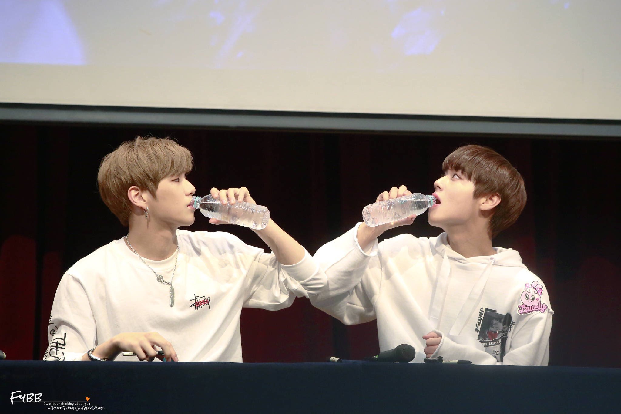 ㄱ 강다니엘 물마시면서 뚫어져라 쳐다보는거 녤윙 | 인스티즈