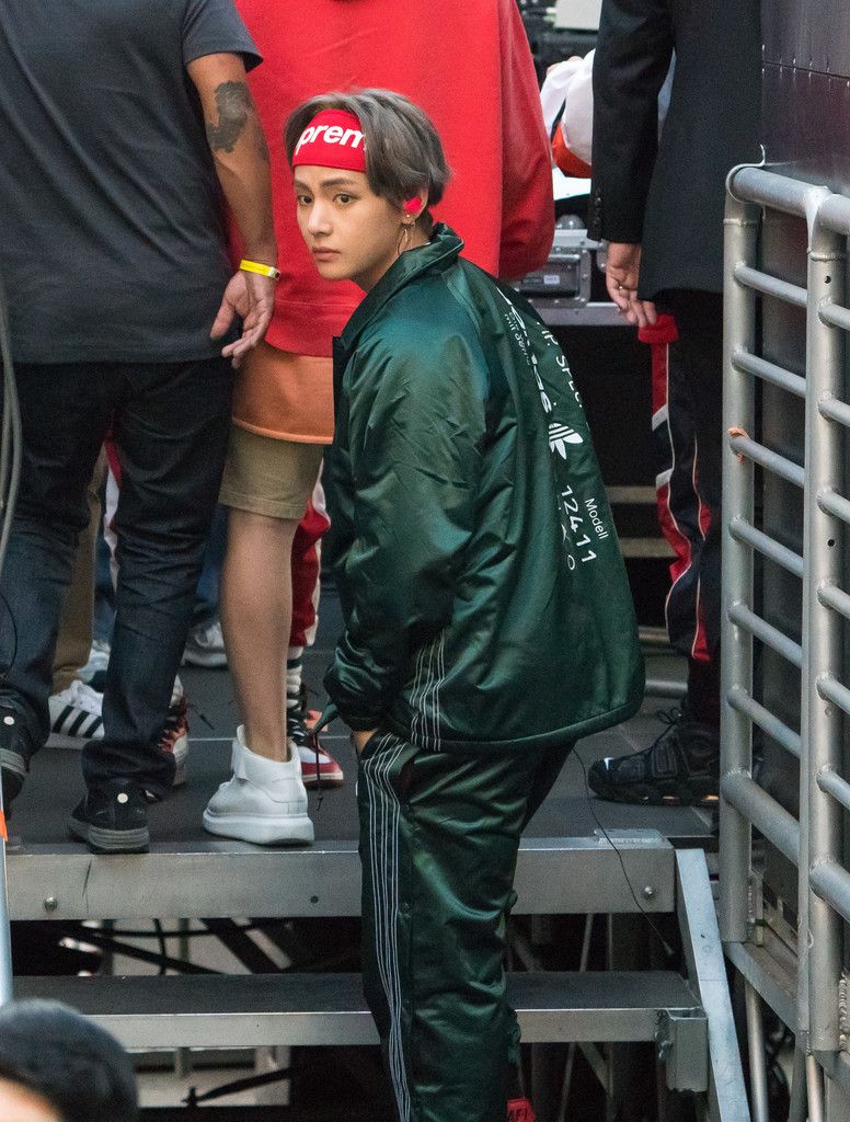 파파라치를 대하는 인터네셔널 생략 방탄의 모습이다 | 인스티즈