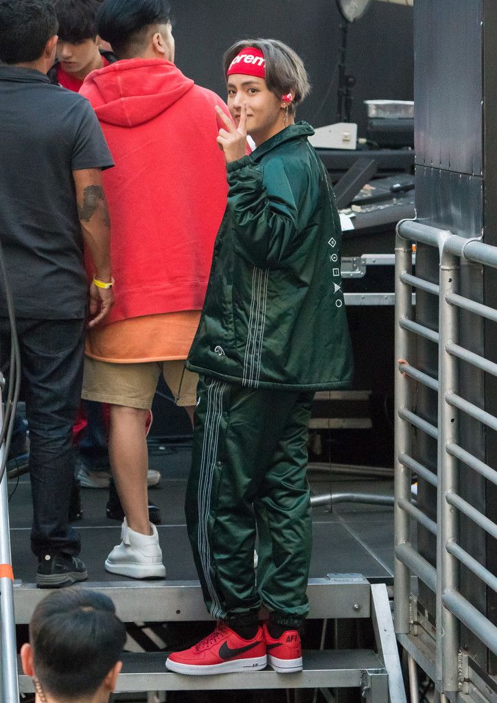 파파라치를 대하는 인터네셔널 생략 방탄의 모습이다 | 인스티즈