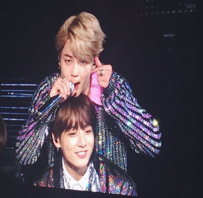 진짜로 정국이 옆에 형들 있어서 다행이라는 말이 오늘 특히 더 와닿는다 | 인스티즈