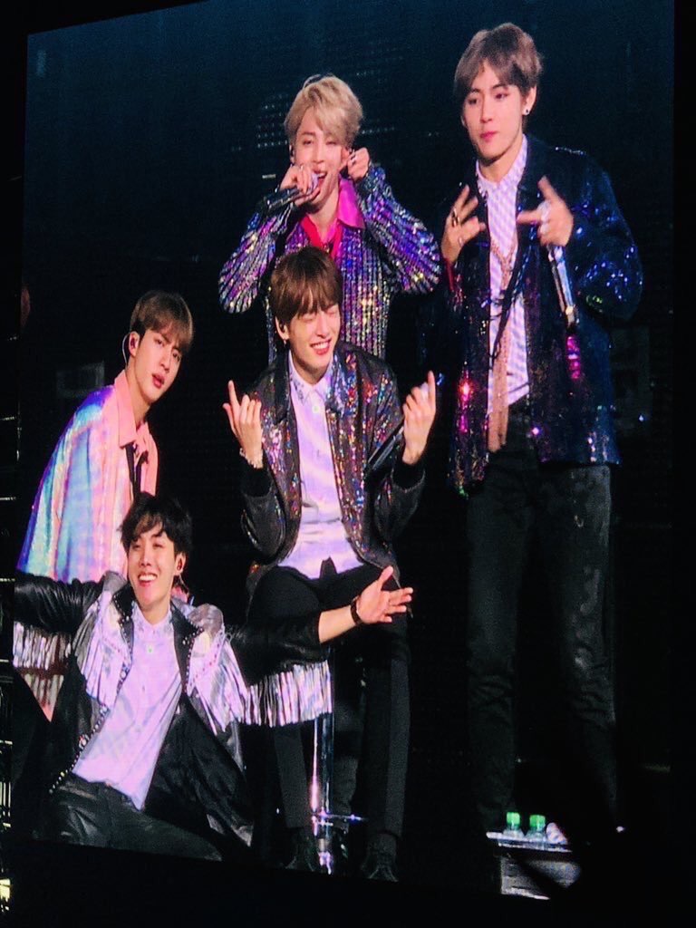 진짜로 정국이 옆에 형들 있어서 다행이라는 말이 오늘 특히 더 와닿는다 | 인스티즈