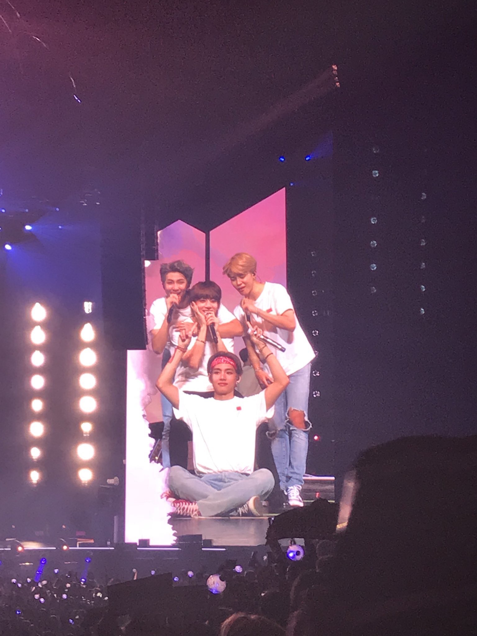 진짜로 정국이 옆에 형들 있어서 다행이라는 말이 오늘 특히 더 와닿는다 | 인스티즈