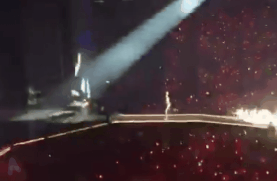 방탄 정국이 우니까 달려가서 눈 맞춰주는 지민.gif | 인스티즈