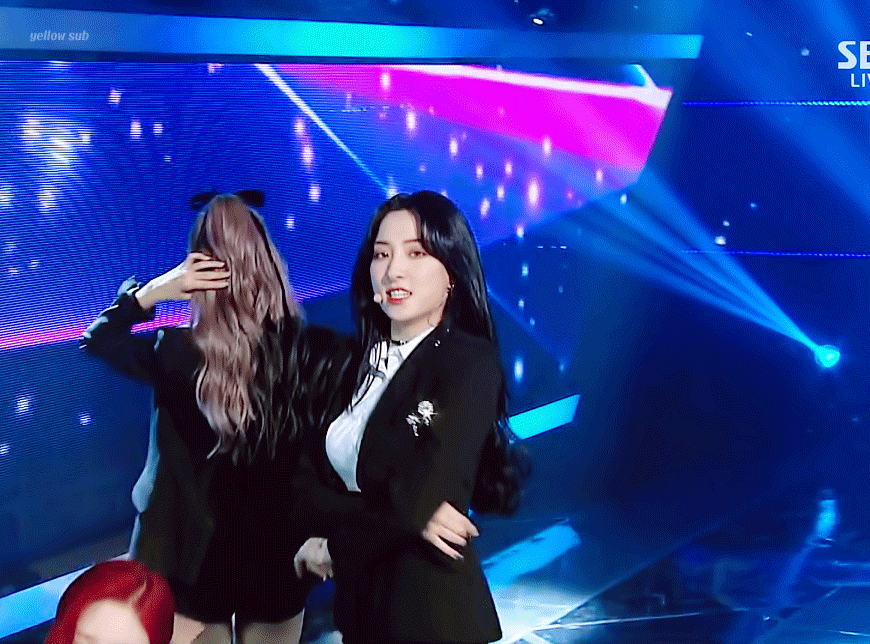 여돌한테 이렇게 하네스 덕지덕지 입히는 거 처음 봄 | 인스티즈