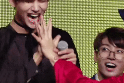 ㄱ 태형이 엄지손가락잡는데 지민이 한손 다쓴다... | 인스티즈