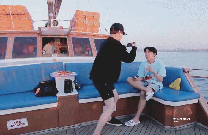 방탄 슈가한테 제이홉은 연예인인거 진짜 너무 웃기다곸ㅋㅋㅋㅋㅋㅋ | 인스티즈