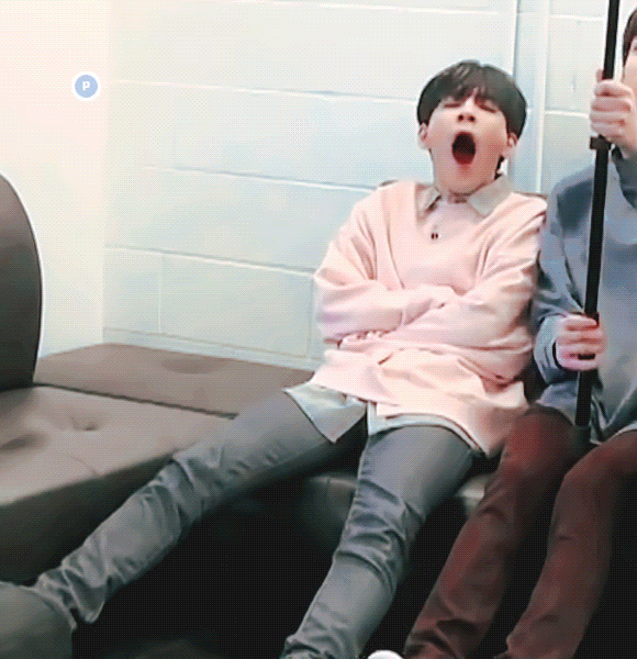 김원필 하품하는 것도 귀여우면 난 대체 어떻게 살라고 | 인스티즈