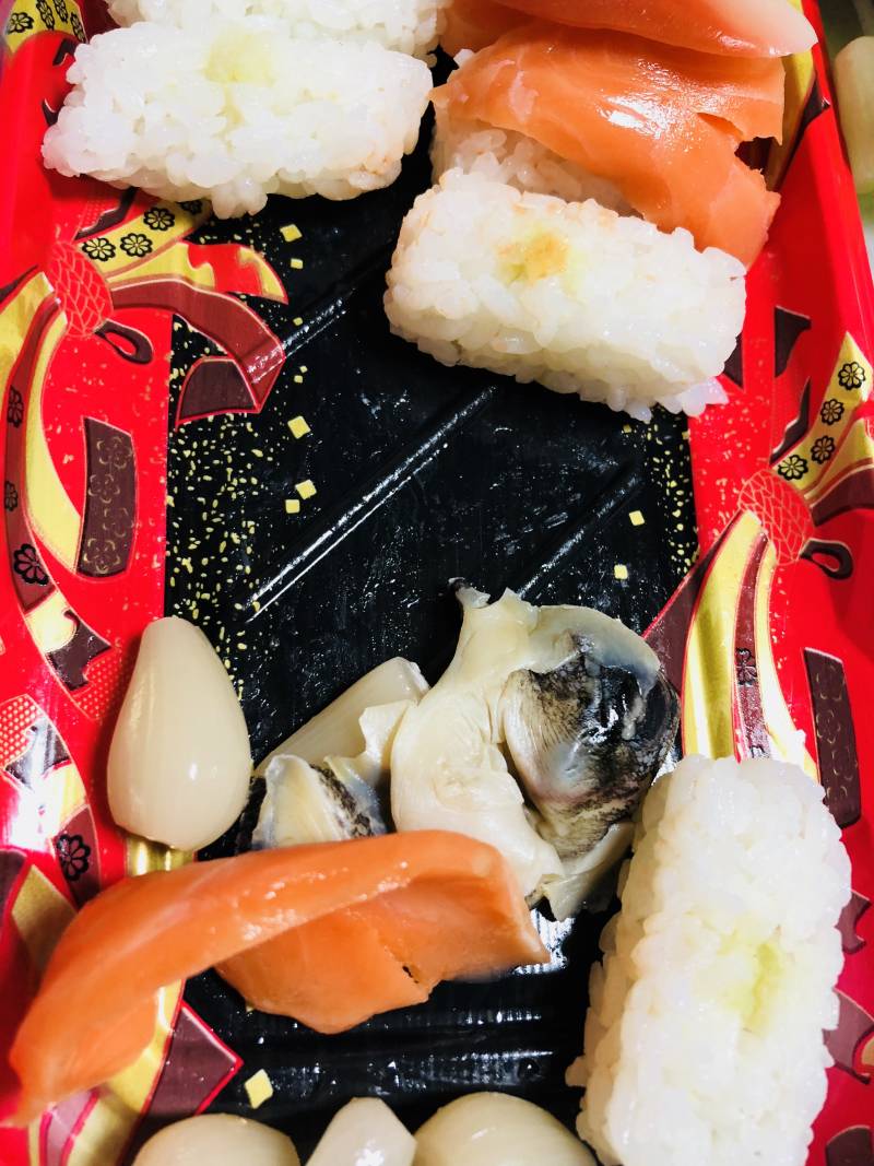 아놔 ㅋ 이마트에서 초밥 사서 신나게 들고 집에 와서 보니까 ㅋ | 인스티즈