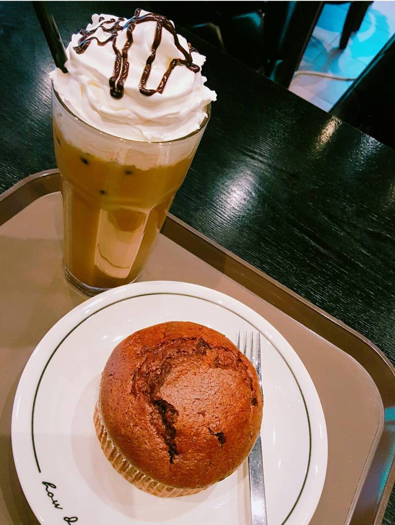 익인들아 나랑 같이 카페에서 아이스 카페모카와 머핀을 먹지 않을래? | 인스티즈