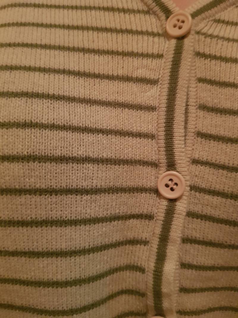 가디건에 어쩌다 단추 자국이 저리 났담 | 인스티즈