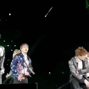 방탄 뷔 콘서트 도중 마이크 사용법 독특해 | 인스티즈