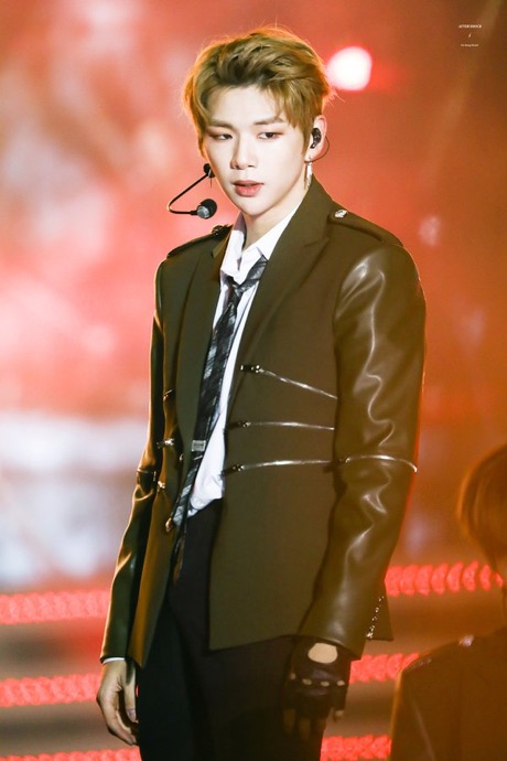 강다니엘 어깨와 완깐 눈매 턱선이 조화롭게 잘나온 사진들 | 인스티즈