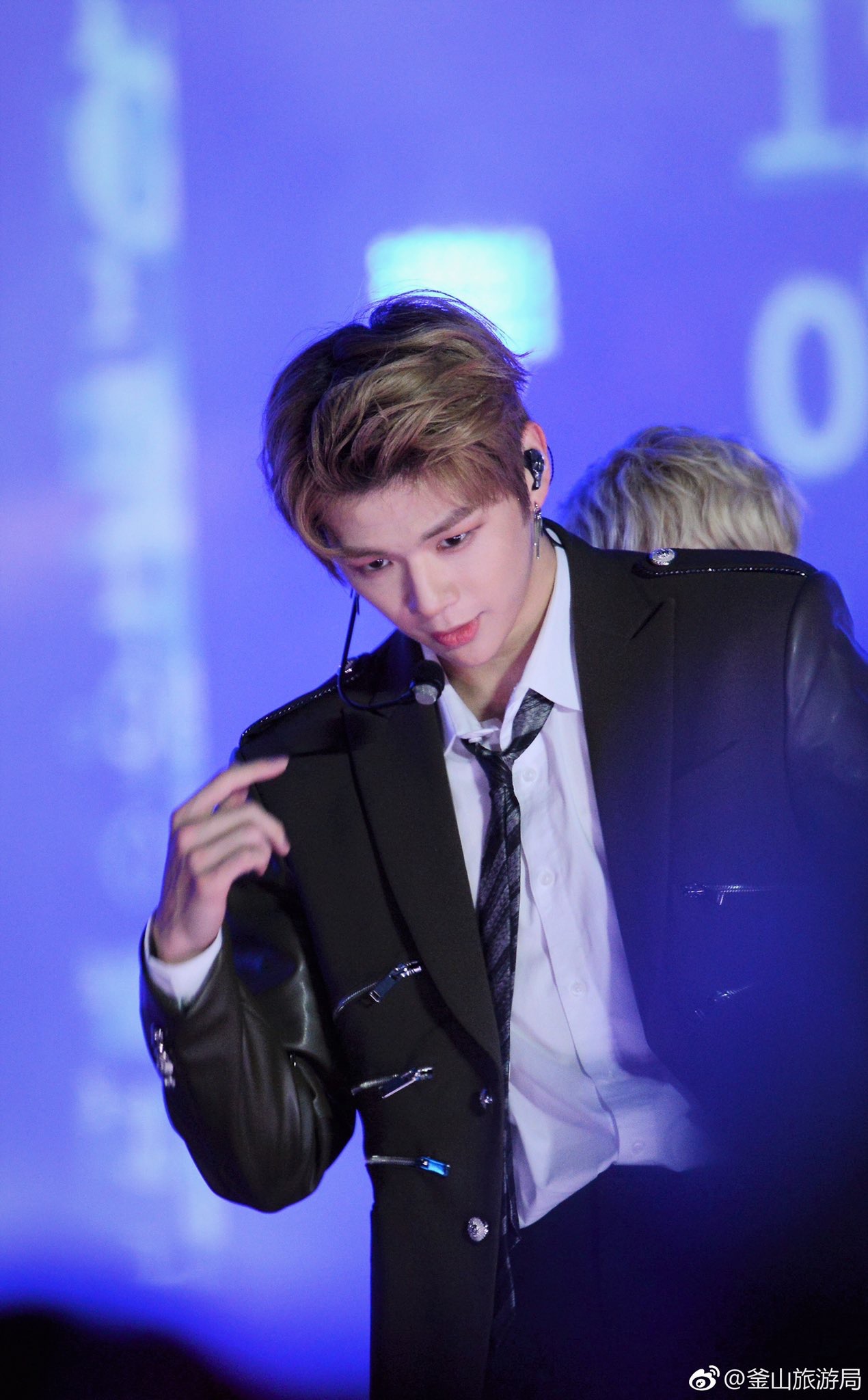 강다니엘 어깨와 완깐 눈매 턱선이 조화롭게 잘나온 사진들 | 인스티즈