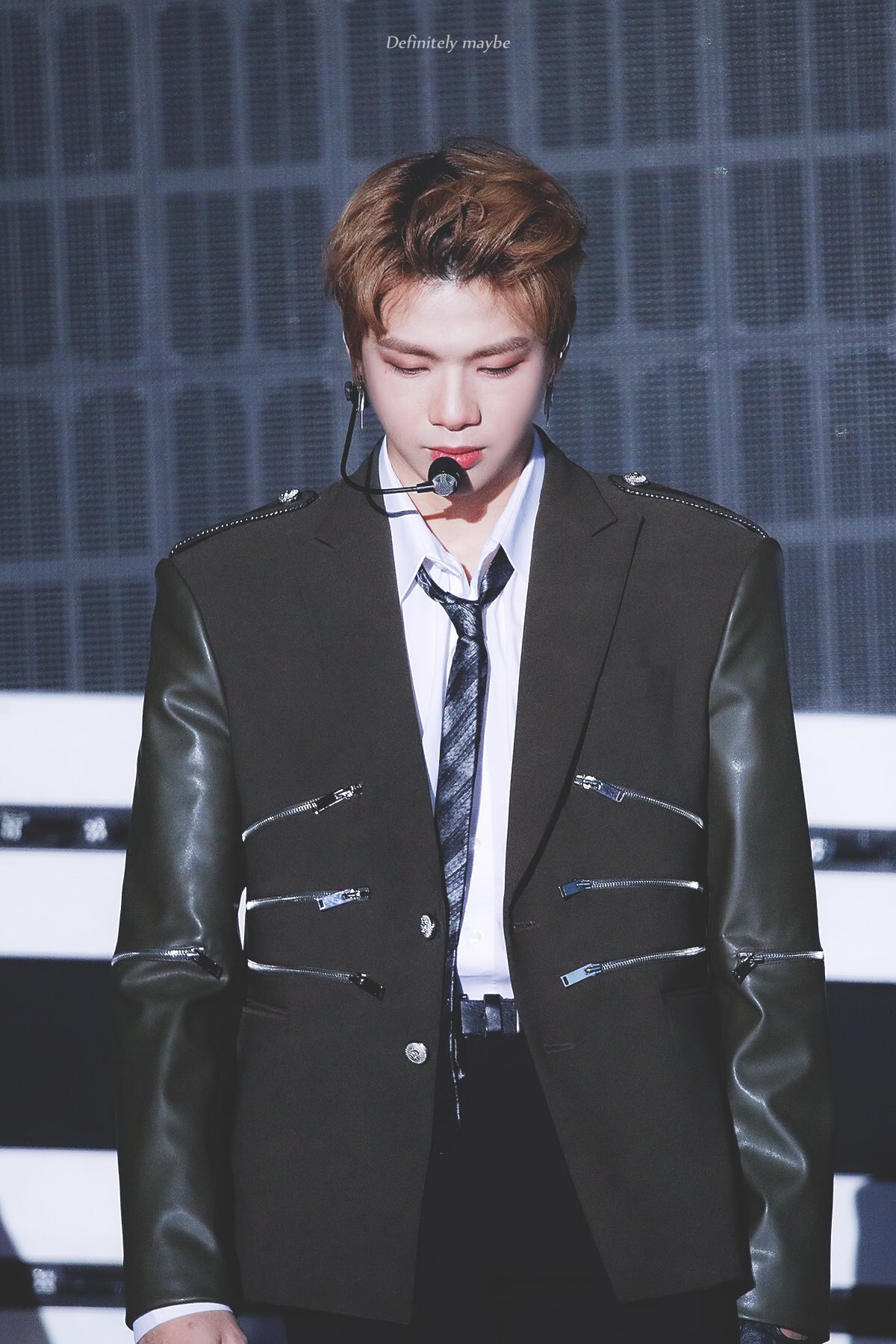 강다니엘 어깨와 완깐 눈매 턱선이 조화롭게 잘나온 사진들 | 인스티즈