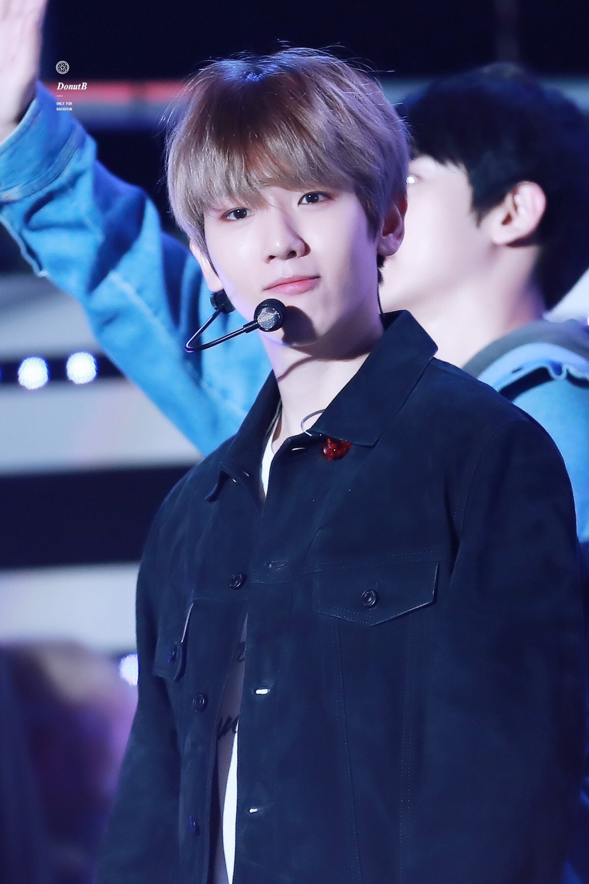 진짜 백현이 인사하다가 이 표정 지은 거 팬이 가위내서 그런 거 같아 | 인스티즈