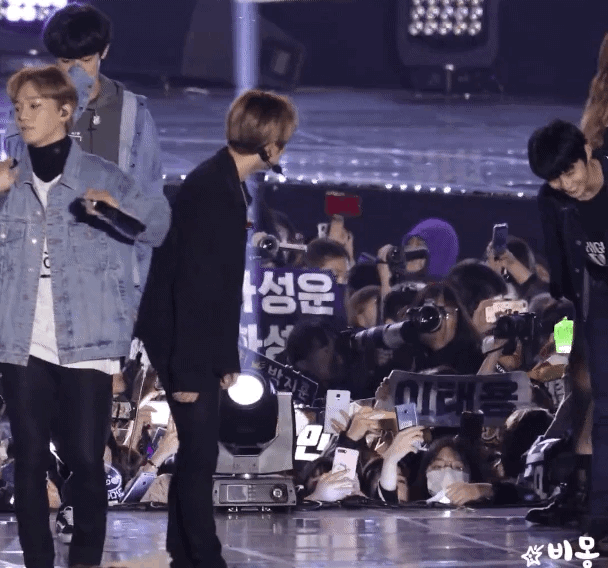 이 분 백현이랑 인사하고 좋아하시는 건가?ㅋㅋㅋㅋㅋㅋㅋㅋㅋㅋ | 인스티즈