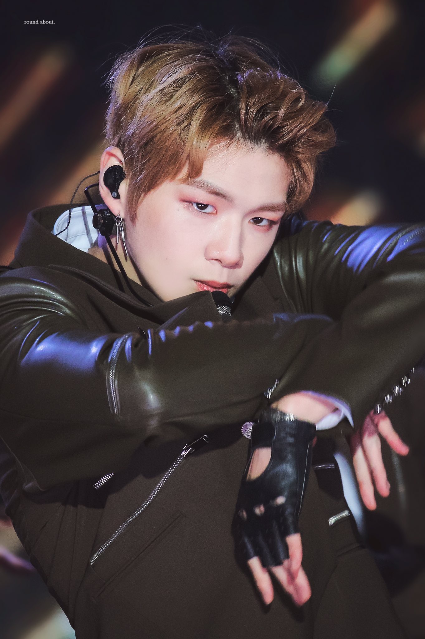 강다니엘 어깨와 완깐 눈매 턱선이 조화롭게 잘나온 사진들 | 인스티즈