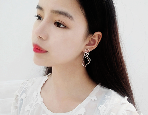 다양한 스타일의 귀걸이와 귀찌를 1000원~5500원에 판매해요!!120여종 | 인스티즈