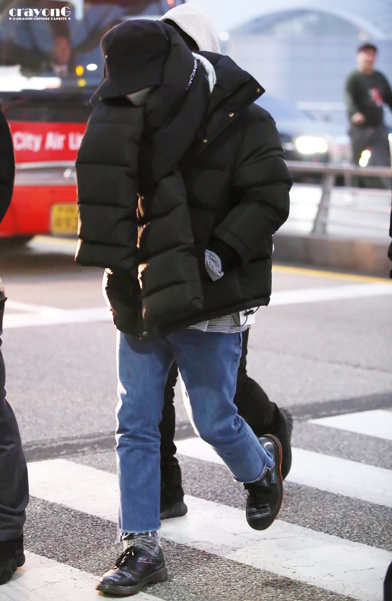 그러고 보니 이 옷도 발렌시아가 였다 | 인스티즈