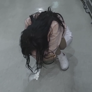 러블리즈 막내 콘서트 끝나고 복도에서 울고있는데 | 인스티즈