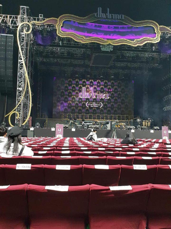 와 아이유 콘서트 영화컨셉이라고 의자 영화시상식처럼 해놨어 | 인스티즈