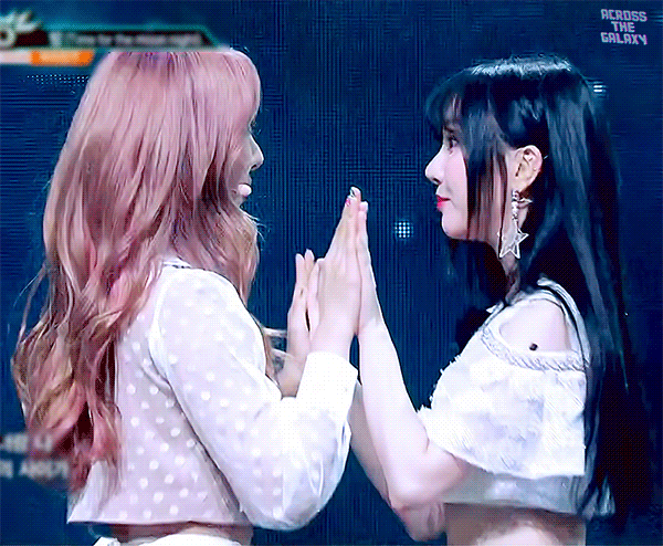 오늘 신비랑 은하 거의 최초로 무대에서 사이좋아짐 | 인스티즈