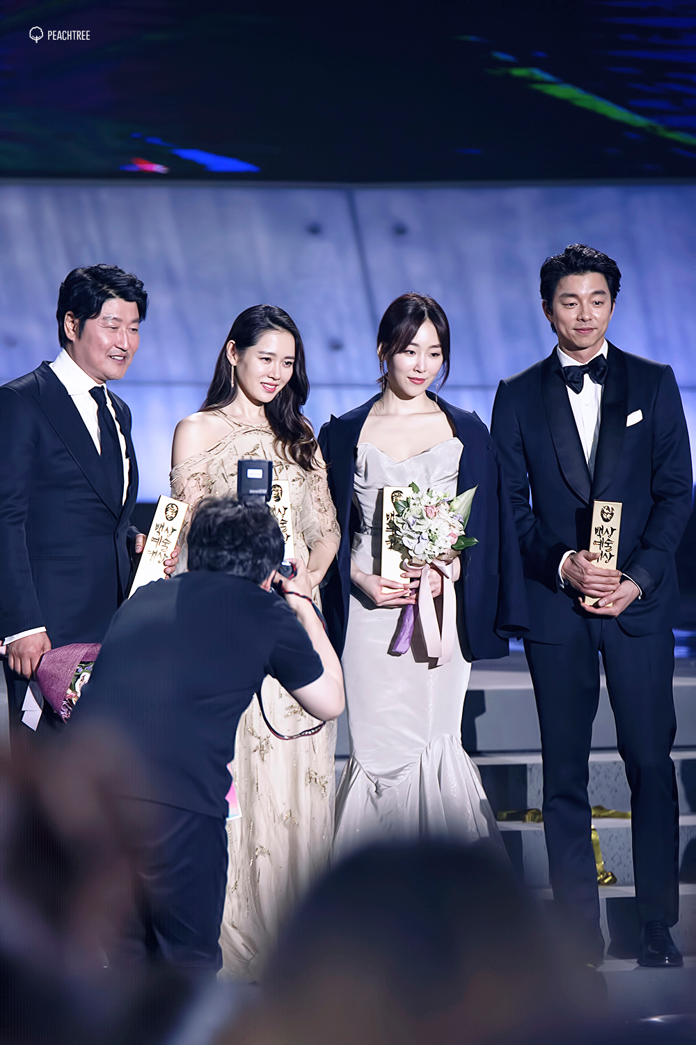 와 내가 왜 지금 이 짤을 봤지 와 작년 백상예술대상 TV/영화부문 최우수상 수상자들 사진 봤는데 의상도 드레스정장이라그런가 | 인스티즈