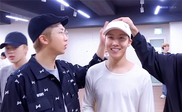 방탄 슈가한테 제이홉은 연예인인거 진짜 너무 웃기다곸ㅋㅋㅋㅋㅋㅋ | 인스티즈