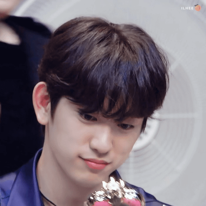 팬싸 가면 저도 이렇게 잘생긴 사람이 저렇게 쳐다봐주나요 ? | 인스티즈