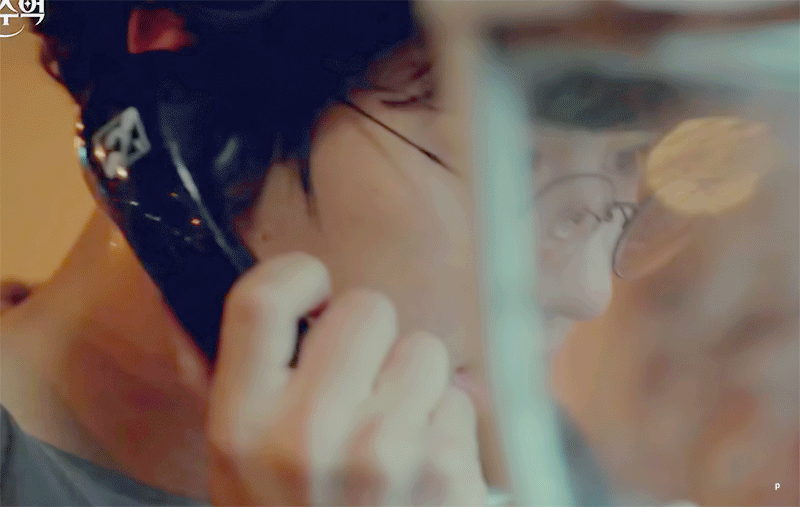 😱유럽 공중전화 박스에 몸이 안 들어가져서 밖에서 통화하는 아이돌 😱 | 인스티즈