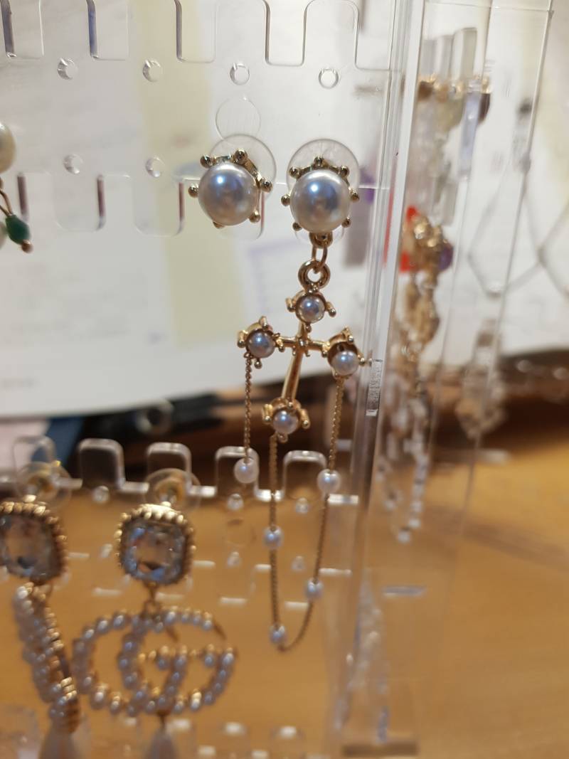 귀걸이 <초록글 경험 있음> 볼드 귀걸이 화려한 귀걸이 십자가 귀걸이 팔아요 미착용 새제품 | 인스티즈