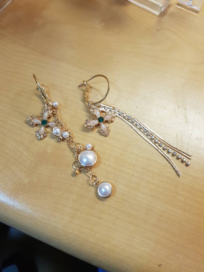 귀걸이 <초록글 경험 있음> 볼드 귀걸이 화려한 귀걸이 십자가 귀걸이 팔아요 미착용 새제품 | 인스티즈